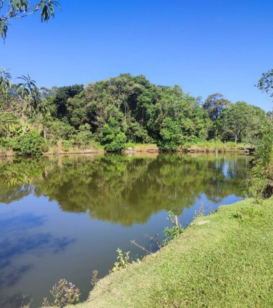 Um dos oito lagos, com o morro atrás