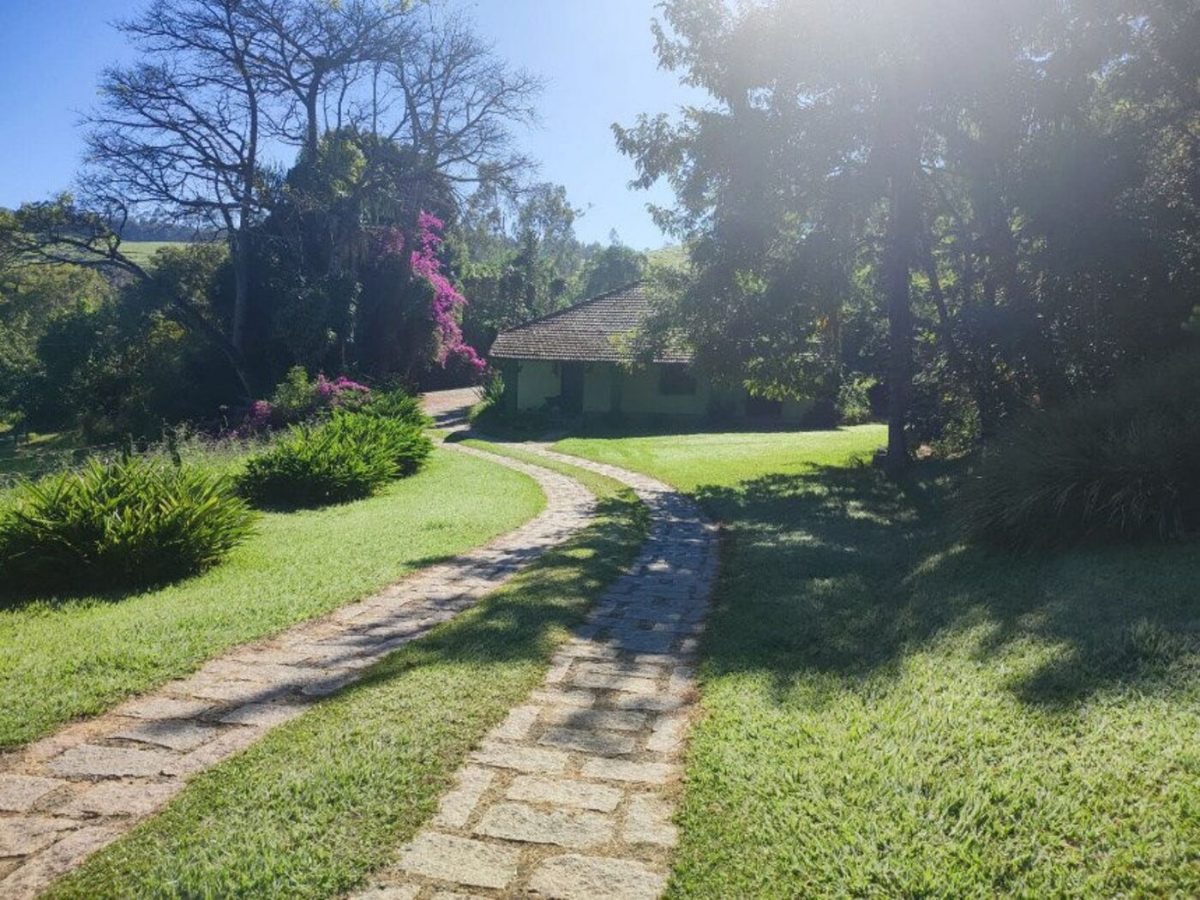 Caminho de pedra da fazenda, no bairro da Areia Branca, em Amparo