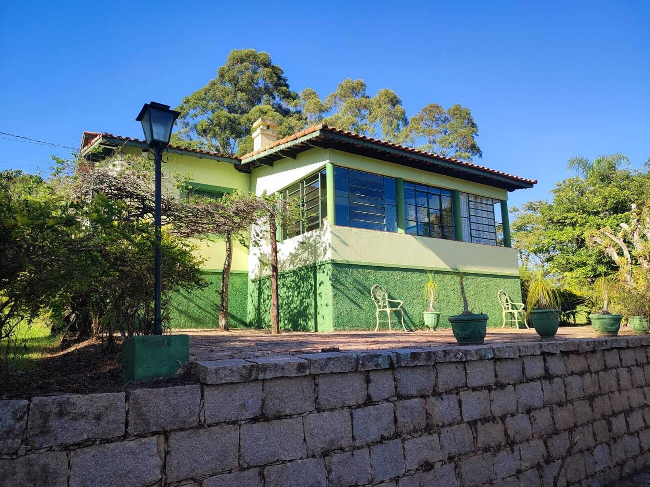 Casa principal com muro de pedra