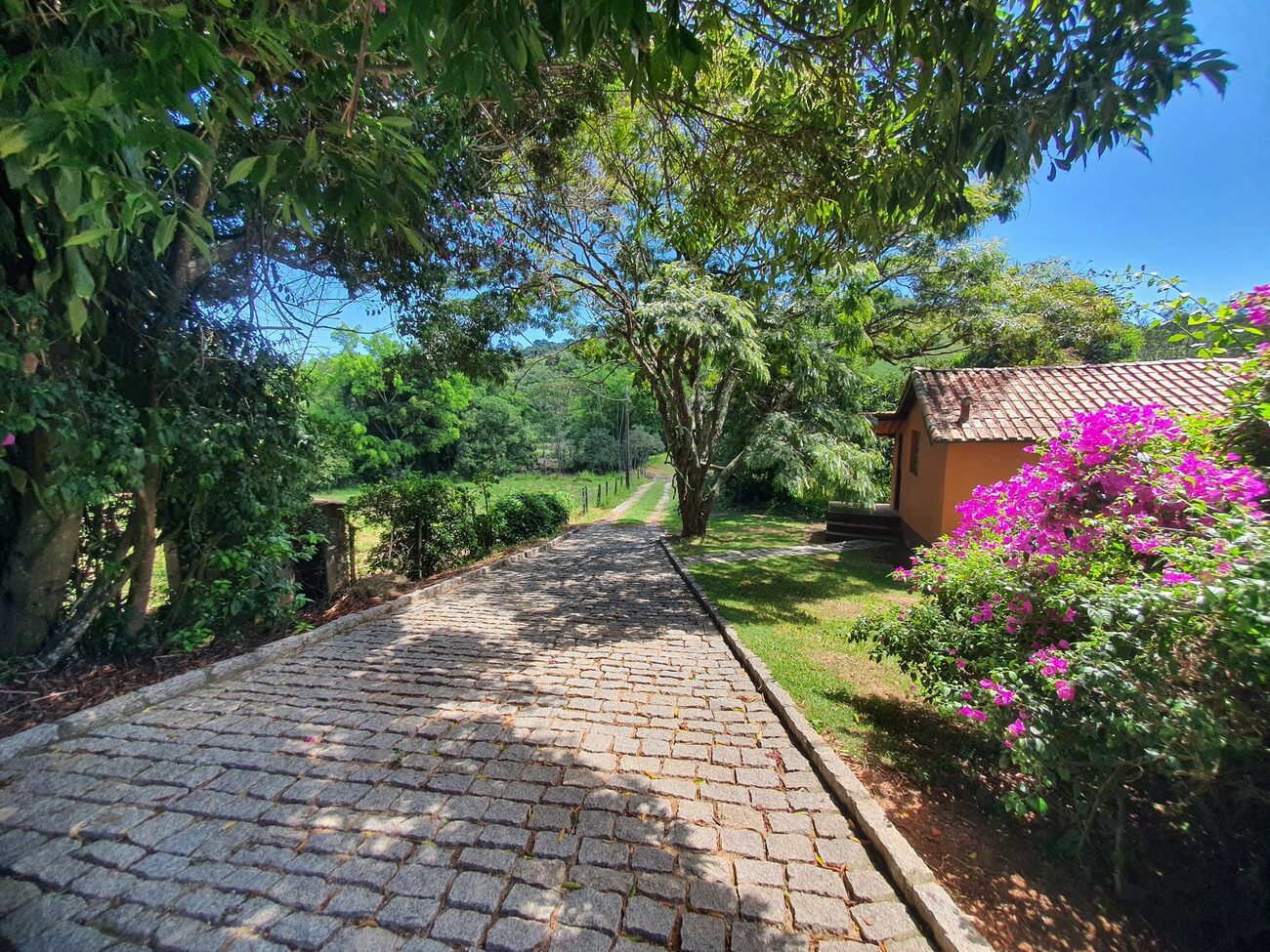 Caminho de pedra e casa da fazenda